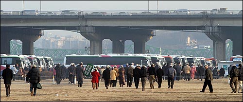 집회를 마친 참가자들이 자신들이 타고 온 관광버스로 향하고 있다. 